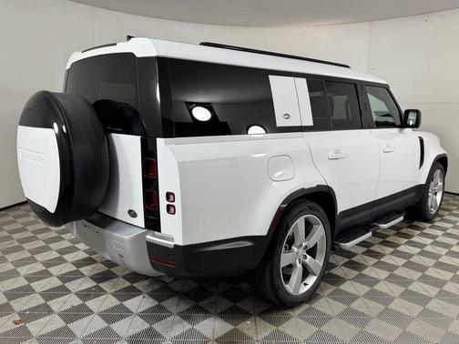 2023 Land Rover Defender SE