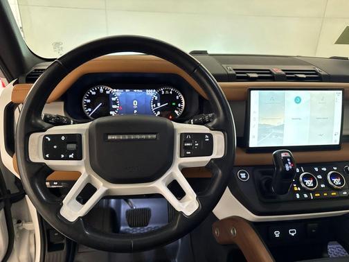 2023 Land Rover Defender SE