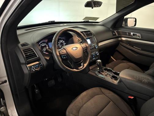Ingot Silver Metallic 2018 Ford Explorer XLT