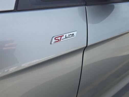 Iconic Silver Metallic 2022 Ford Edge ST Line