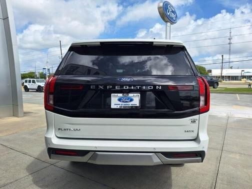 Star White Metallic Tri-Coat 2026 Ford Expedition Max Platinum