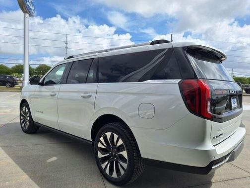 Star White Metallic Tri-Coat 2026 Ford Expedition Max Platinum