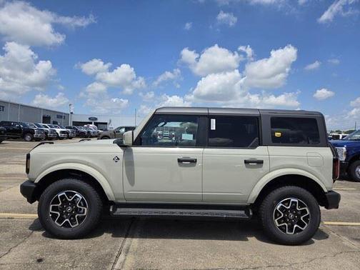 Desert Sand 2026 Ford Bronco Outer Banks