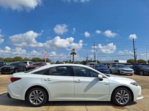 2021 Toyota Avalon Hybrid XLE
