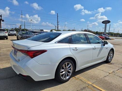 2021 Toyota Avalon Hybrid XLE