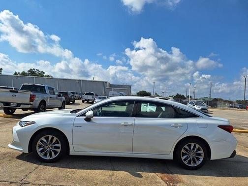 2021 Toyota Avalon Hybrid XLE