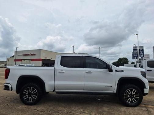 Summit White 2023 GMC Sierra 1500 AT4