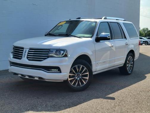 White Platinum Clearcoat Metallic 2017 Lincoln Navigator Select