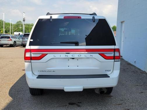 White Platinum Clearcoat Metallic 2017 Lincoln Navigator Select