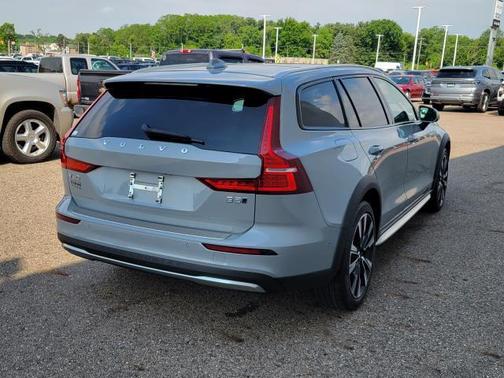 Thunder Grey Metallic 2024 Volvo V60 Cross Country B5 Ultimate