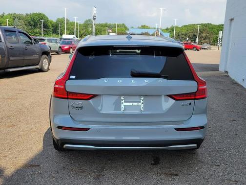 Thunder Grey Metallic 2024 Volvo V60 Cross Country B5 Ultimate