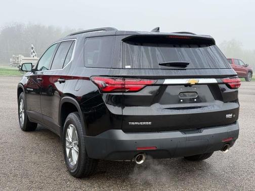 Mosaic Black Metallic 2022 Chevrolet Traverse LT Cloth