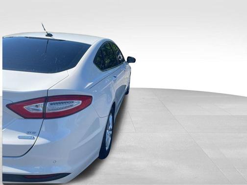 White 2016 Ford Fusion SE