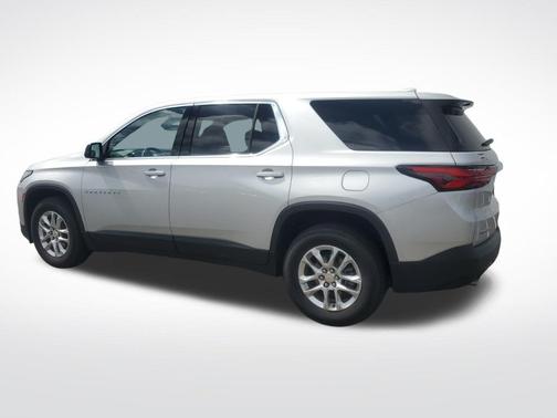Silver Ice Metallic 2022 Chevrolet Traverse LS