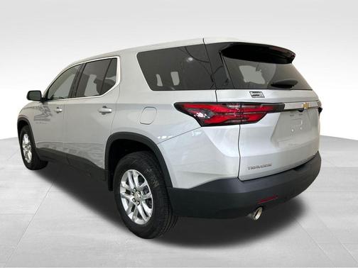 Silver Ice Metallic 2022 Chevrolet Traverse LS