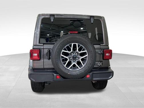 Granite Crystal Clearcoat Metallic 2025 Jeep Wrangler Sahara