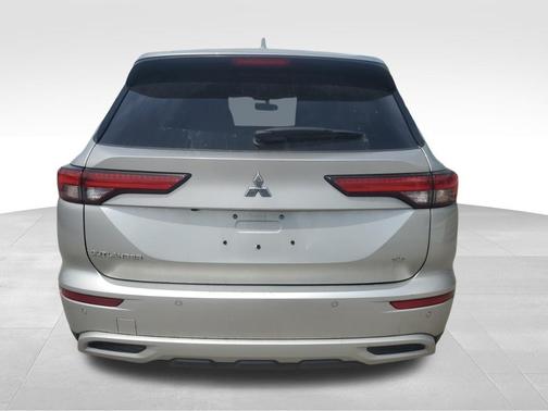 Silver 2024 Mitsubishi Outlander SE