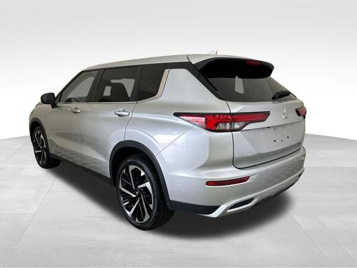 Silver 2024 Mitsubishi Outlander SE