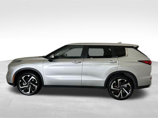 Silver 2024 Mitsubishi Outlander SE