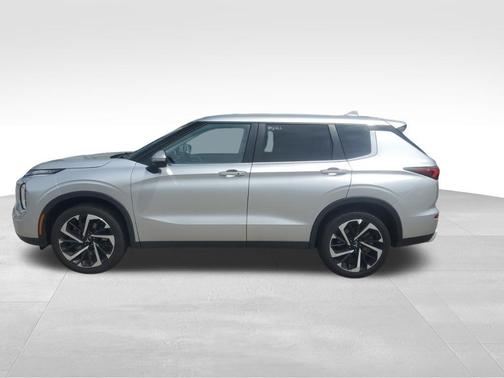 Silver 2024 Mitsubishi Outlander SE