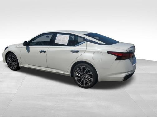 White 2024 Nissan Altima 2.5 SL