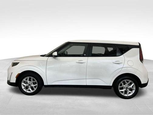 Snow White Pearl 2024 Kia Soul LX