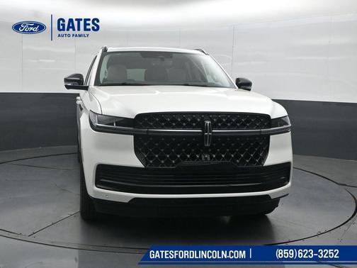 Pristine White Metallic Tri-Coat 2026 Lincoln Navigator Reserve