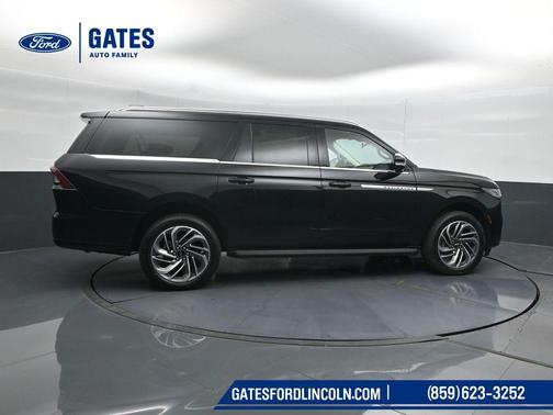 Infinite Black Metallic Clearcoat 2026 Lincoln Navigator Premiere