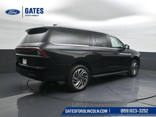 Infinite Black Metallic Clearcoat 2026 Lincoln Navigator Premiere