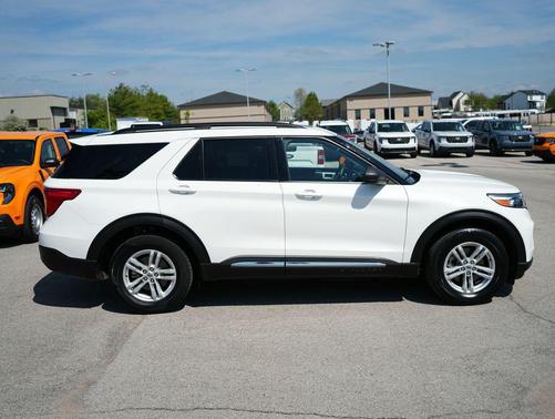 White Metallic 2022 Ford Explorer XLT