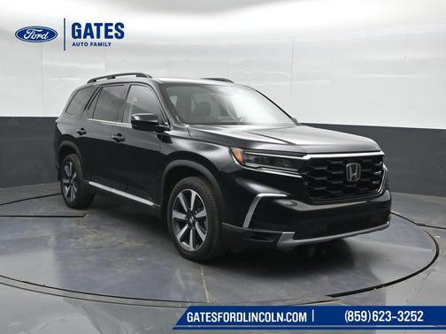 Crystal Black Pearl 2023 Honda Pilot Touring 8-Passenger