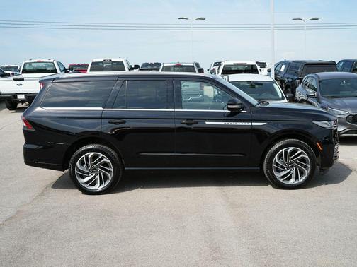 Black Metallic 2025 Lincoln Navigator Reserve