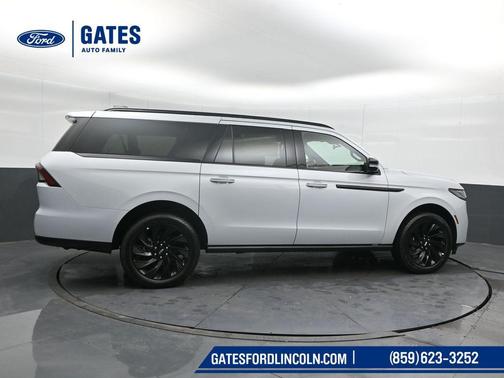 Crystal White Metallic Clearcoat 2026 Lincoln Navigator Reserve