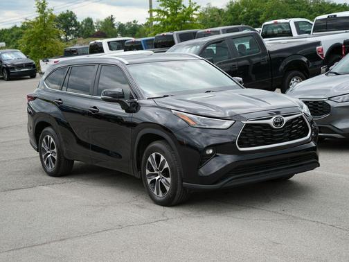 Midnight Black Metallic 2024 Toyota Highlander XLE