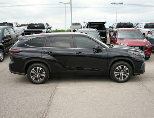 Midnight Black Metallic 2024 Toyota Highlander XLE