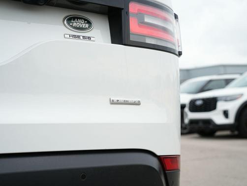 White 2018 Land Rover Discovery HSE