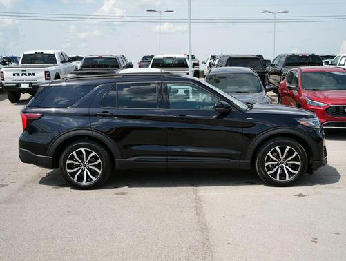 Black Metallic 2025 Ford Explorer ST-Line