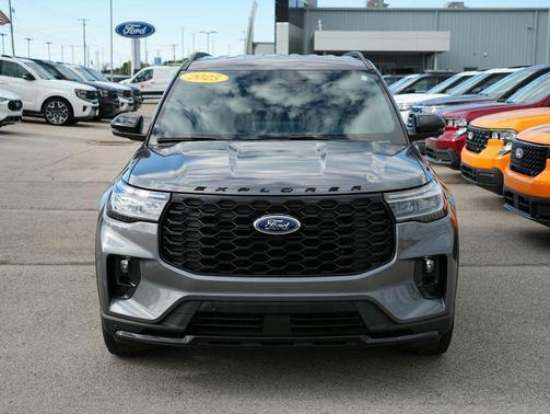 Gray Metallic 2025 Ford Explorer ST-Line
