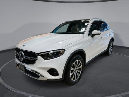MANUFAKTUR Moonlight White Metallic 2026 Mercedes-Benz GLC 300 Base 4MATIC