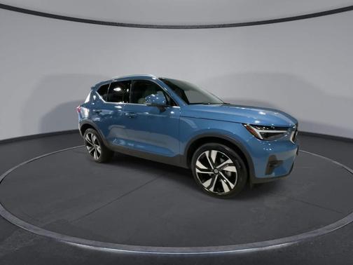 2024 Volvo XC40 B5 Ultimate Bright Theme
