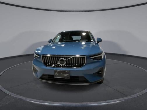 2024 Volvo XC40 B5 Ultimate Bright Theme