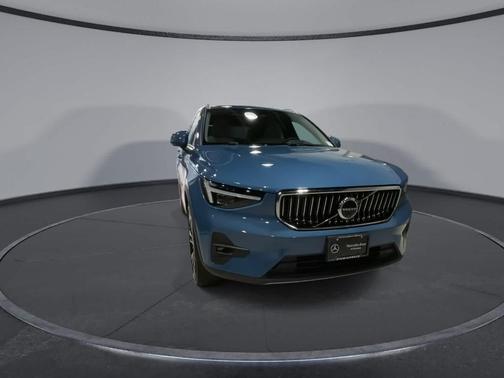 2024 Volvo XC40 B5 Ultimate Bright Theme
