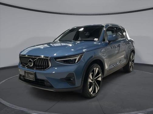2024 Volvo XC40 B5 Ultimate Bright Theme