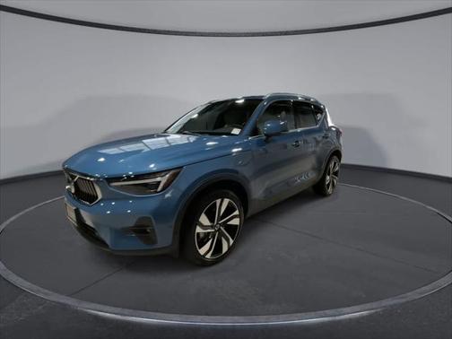 2024 Volvo XC40 B5 Ultimate Bright Theme