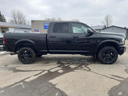 2017 RAM 2500 Laramie Crew Cab 4x4 6'4' Box