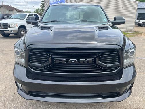 Brilliant Black Crystal Pearl 2018 RAM 1500 Sport