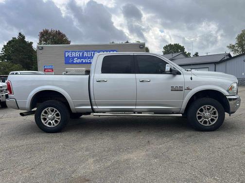 2017 RAM 2500 Laramie Crew Cab 4x4 6'4' Box