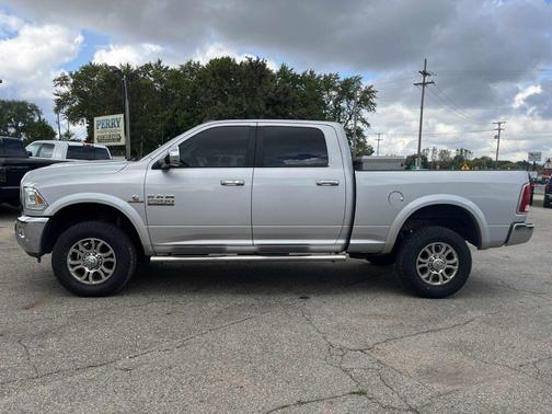 2017 RAM 2500 Laramie Crew Cab 4x4 6'4' Box