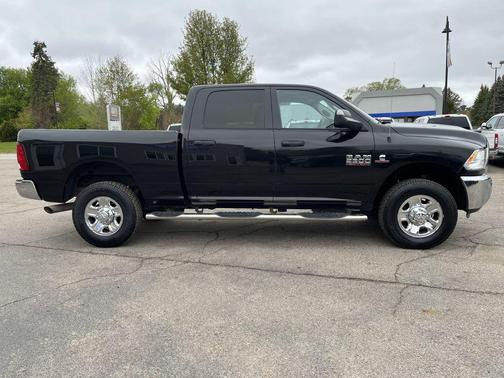 Brilliant Black Crystal Pearlcoat 2018 RAM 2500 Tradesman Crew Cab 4x4 6'4' Box