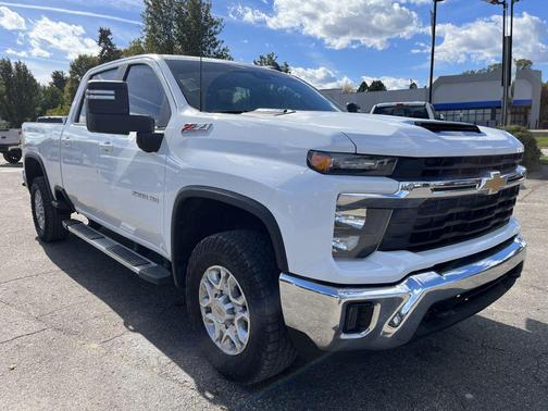 WHITE 2024 Chevrolet Silverado 2500 LT